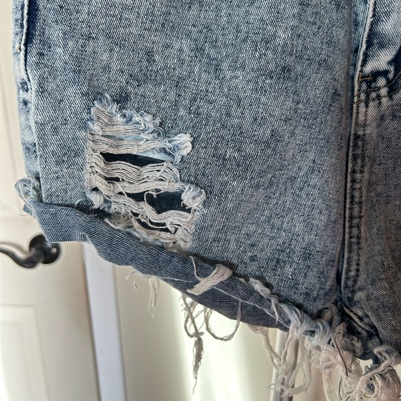 High-Rise Ripped Denim Shorts - Picture 4 of 7